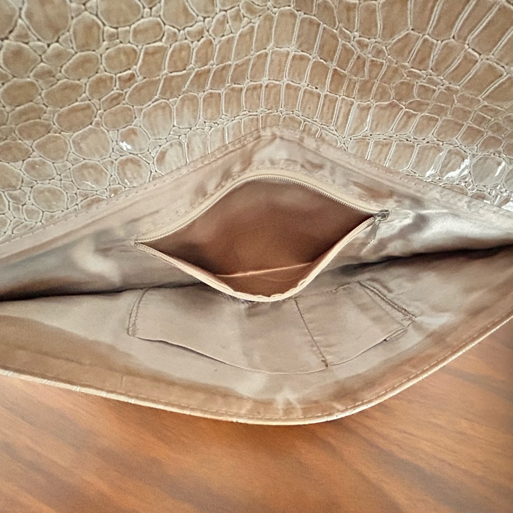 Tan Crocodile clutch✨ - Picture 3 of 3